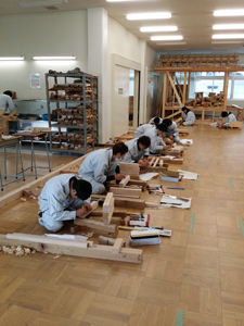 大工技術科1年生の実習風景です 建築系学科 Topics一覧 建設 デザインの総合カレッジ 東海工業専門学校金山校