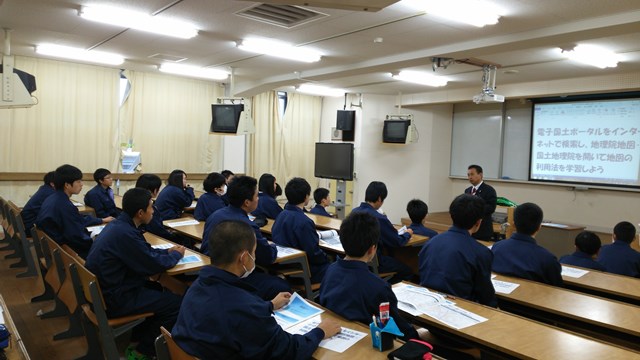 三重県立四日市中央工業高校で出前授業をしました News一覧 建設 デザインの総合カレッジ 東海工業専門学校金山校